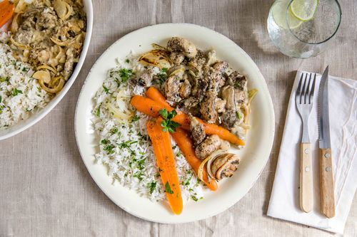 Bœuf Stroganoff mit Karotten und Petersilienreis