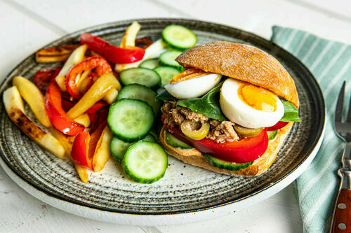 Französisches Thunfischsandwich mit hart gekochtem Ei und Oliven