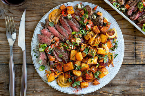 Saftiges Rindersteak mit Backkartoffeln und Chimichurri