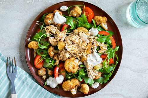 Gyros-Hähnchen & frittierter Blumenkohl mit Rucola-Tomaten-Salat und Tahinisauce