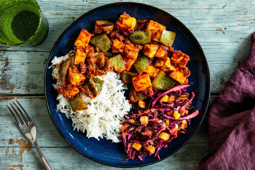Indische Paprika-Paneer-Pfanne mit Rotkohl-Mango-Salat und Reis