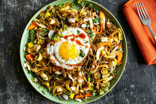 Kokos-Sobanudeln mit Spiegelei indonesisch gewürzt mit gebratenem Gemüse