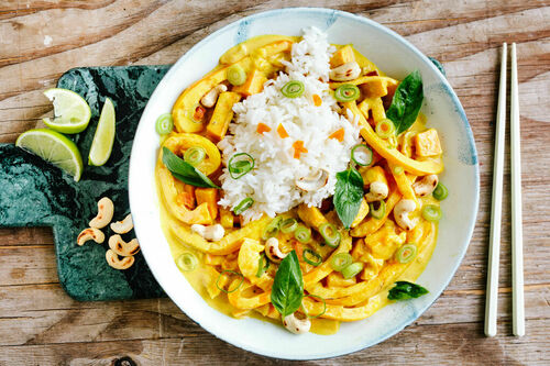 Kokos-Süßkartoffel-Curry mit Cashews und getrockneten Aprikosen, dazu Reis