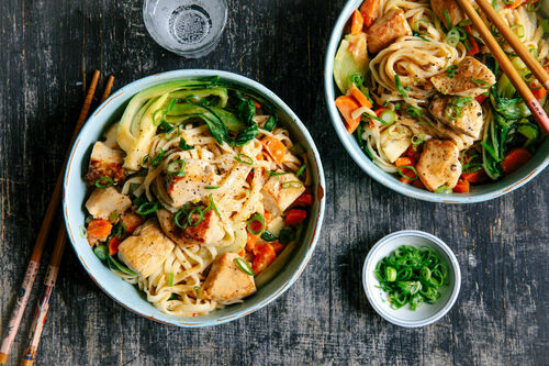 Bang-Bang-Hähnchen auf Weizennudeln mit Erdnusssauce und Pak Choi