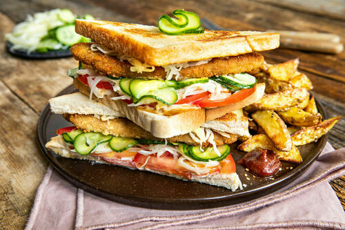 Japanisches Bohnenschnitzel-Sandwich mit Krautsalat, Sesam-Kartoffeln und Miso-Dip