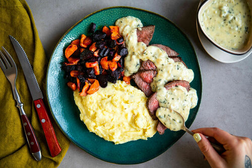 Special: Rindersteak mit Rosmarinsauce dazu Kartoffelpüree und bunte Karotten
