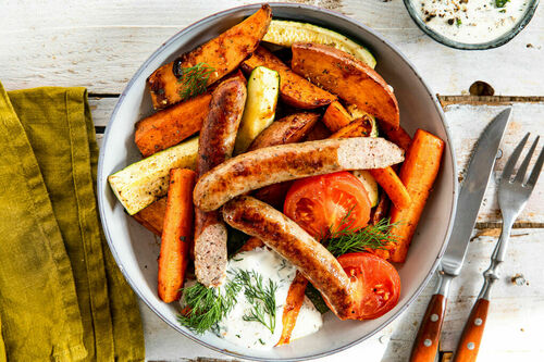Rindswurst mit Süßkartoffelgemüse dazu Saure-Sahne-Dip mit Knoblauch und Dill