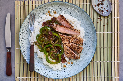Szechuan-Schweinerückensteak mit Paprika und Kokosreis