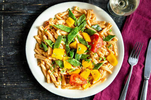 Pasta mit gegrilltem Gemüse in cremiger Tomatensauce mit Sojasahne