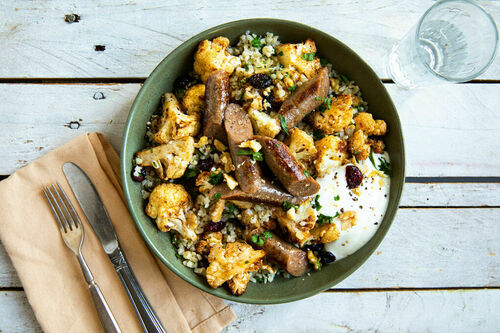 Merguez mit geröstetem Blumenkohl auf Cranberry-Walnuss-Bulgur mit Dip