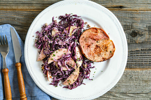 Kasslerlachs an buntem Quinoasalat mit Rotkohl und Fenchel