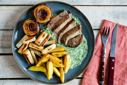 Rindersteak an Zitronen-Dill-Sauce mit gerösteten Schwarzwurzeln und Kartoffeln