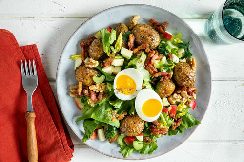 Endivien-Kartoffelsalat mit Bacondressing und wachsweichem Ei