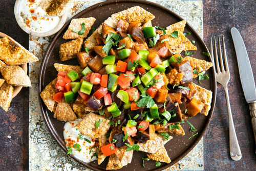 Eritreischer Brotsalat mit Auberginenragout und Joghurt