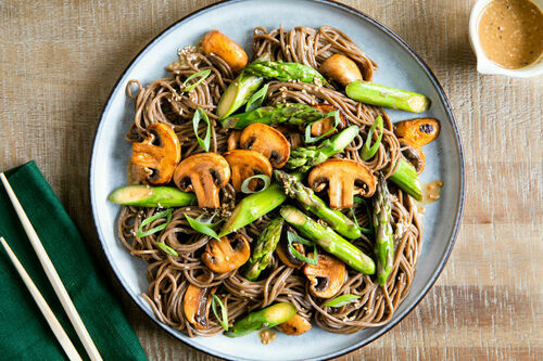 Sobanudeln mit Spargel und Pilzen und veganem Sesam-Mayonnaise-Dressing
