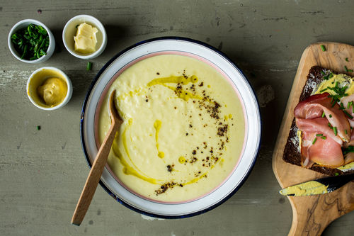 Apfel-Sellerie-Suppe mit Schinken-Stulle
