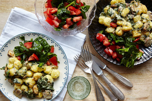 Gnocchi-Champignon-Auflauf 			 mit Spinat-Tomaten-Salat