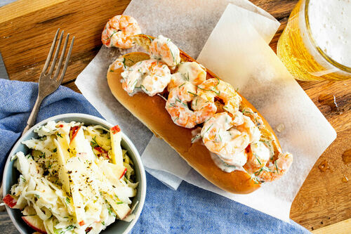Saftiges Garnelenbrötchen mit Dill dazu Sellerie-Apfel-Salat mit Käse