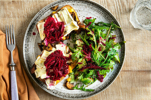 Camembert auf knusprigem Weißbrot mit Rote Bete, Pilzen und Mangosalsa