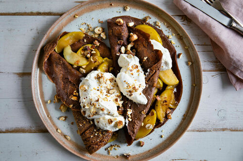 Apfel-Schoko-Crêpes mit Schlagsahne und karamellisierten Nüssen
