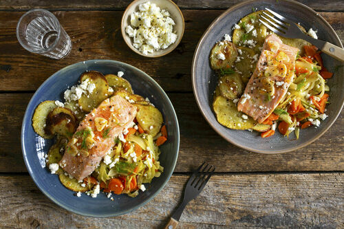 Lachs mit Orange und Feta auf Kartoffeln und Fenchel-Karotten-Gemüse