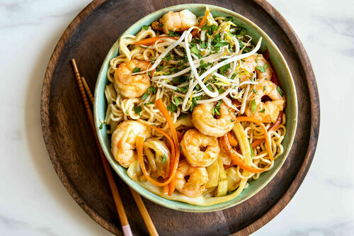 Indonesische Garnelen-Nudelpfanne mit buntem Gemüsemix und Koriander