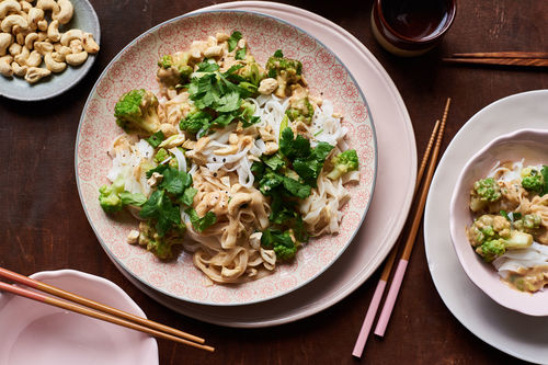 Romanesco in Erdnusssauce mit Reisbandnudeln und Cashews