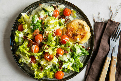 Panierter Camembert und Ofentomaten zu Salat mit Nüssen und Knoblauchdressing
