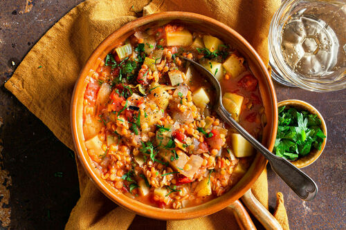 Deftiger Kartoffel-Linsen-Eintopf mit Harissa und Rosmarin