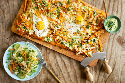 Pizza Bánh-mì-Style mit Ei und Wasabicreme und Salat