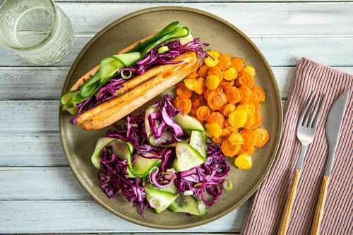 Tofusandwich Bánh-mì-Style mit buntem Salat und Ofenkarotten