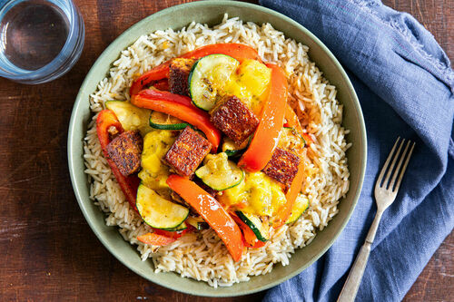 Gemüsepfanne mit Tandoori-Paneer dazu Naturreis und Mangosalsa