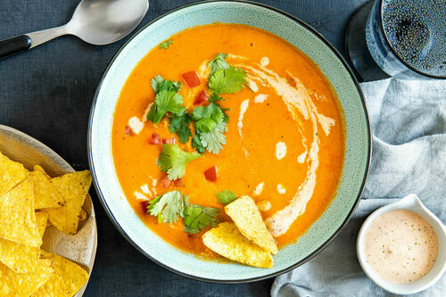 Süßkartoffelsuppe mit Tortillachips und Koriander-Rauchmandel-Topping