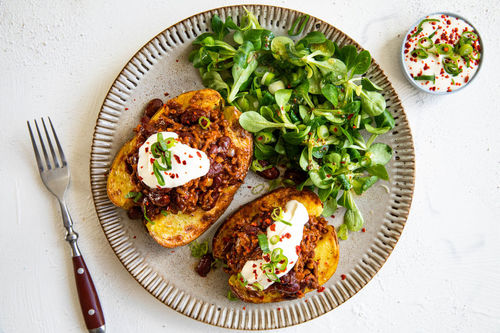 Ofenkartoffeln mit Chili con Carne dazu Feldsalat und Dip