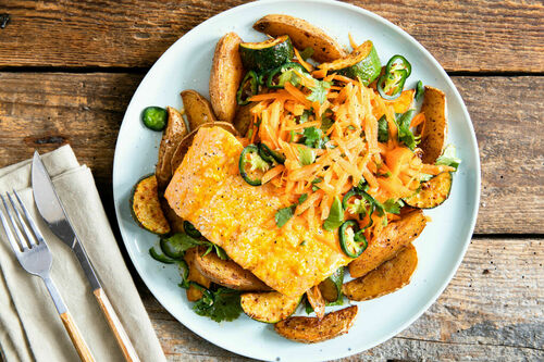 Lachsfilet mit Ofengemüse garniert mit Karottensalat und Orangen-Chili