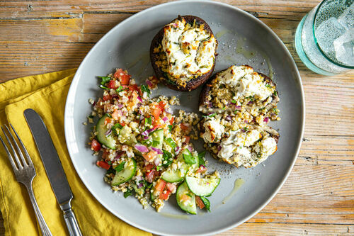 Portobello-Pilze gefüllt mit Ziegenkäse an Bulgursalat mit Tomate und Gurke