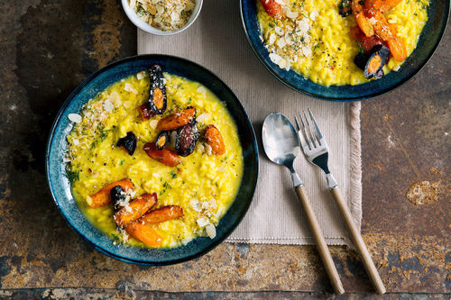 Safran-Dill-Risotto mit Mandeln mit gegrillten Karotten und Bröseltopping