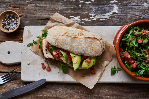 Hähnchenbrust-Sandwich mit Avocado und Tomatensalsa