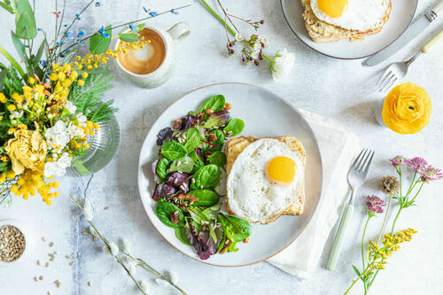 Ostern: Croque mit Ei & Wildkräutersalat und einem leckeren Feigendressing