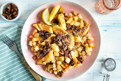 Kaiserschmarrn mit kandierten Nüssen und Apfel-Birnen-Kompott