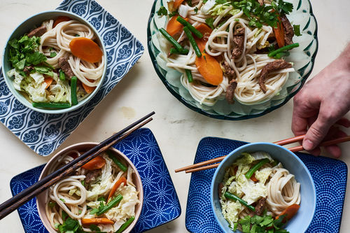 Asiatische Rindfleisch-Pfanne mit Kaiserschoten und Reisbandnudeln