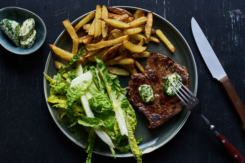Steak Frites mit Salat und Schnittlauchbutter