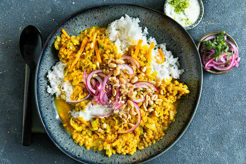 Rote-Linsen-Dal mit Joghurt und eingelegten Zwiebeln auf Basmatireis