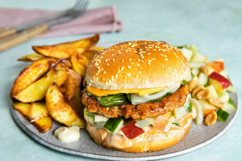 Glasierte Veggie-Burger mit Röstkartoffeln und Apfel-Gurken-Salat