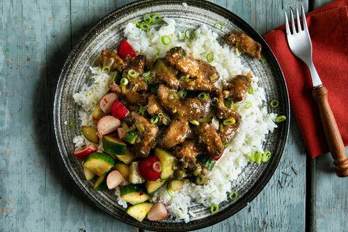 Rindfleischpfanne mit Limettenreis dazu eingelegtes Gemüse mit Sambal Oelek