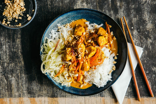 Gelbes Thai Curry mit Hähnchen, Erdnüssen und Reis