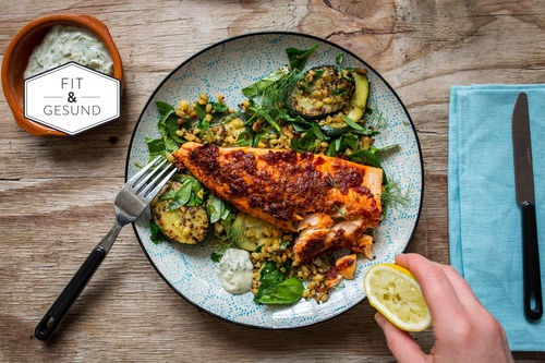 Harissa-Forelle mit Spinat-Grünkern und Zucchini