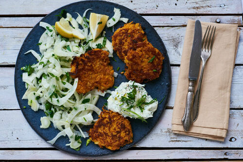 Kürbis-Rösti mit Kräuterquark und Fenchelsalat