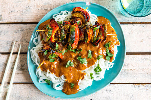 Indonesische Gemüsespieße mit Sataysauce und Reisnudeln