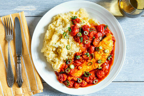 Lachs in fruchtiger Tomatensauce mit Selleriepüree und Lauchzwiebeln